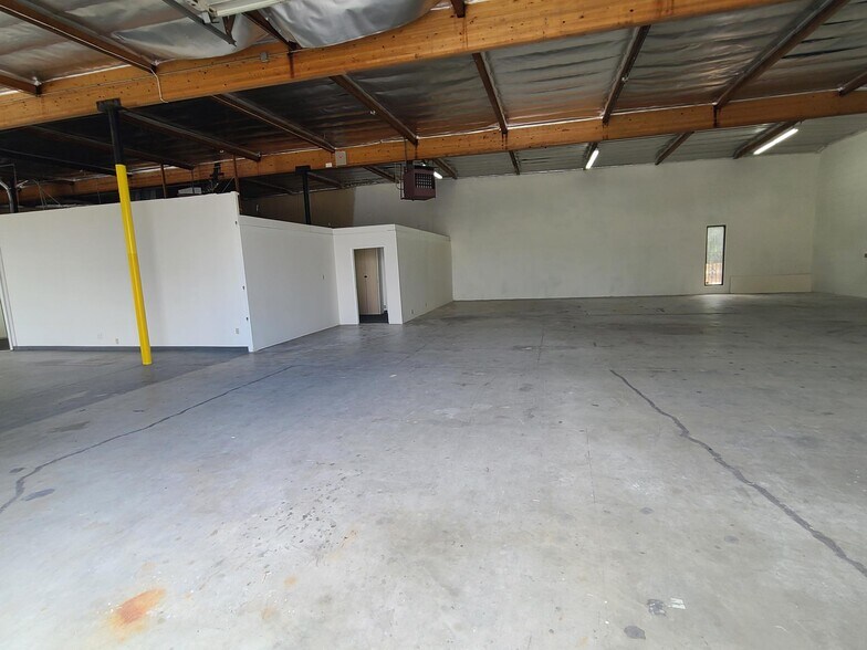 More Photos Of 10605 Chandler Blvd, North Hollywood Warehouse For Lease