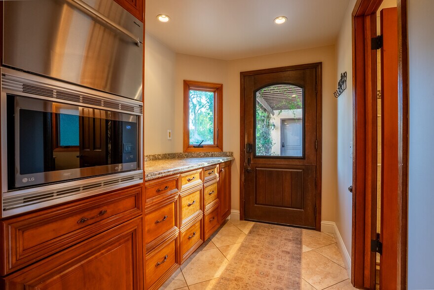 More Photos Of 10845 Meads, Orange Specialty For Sale