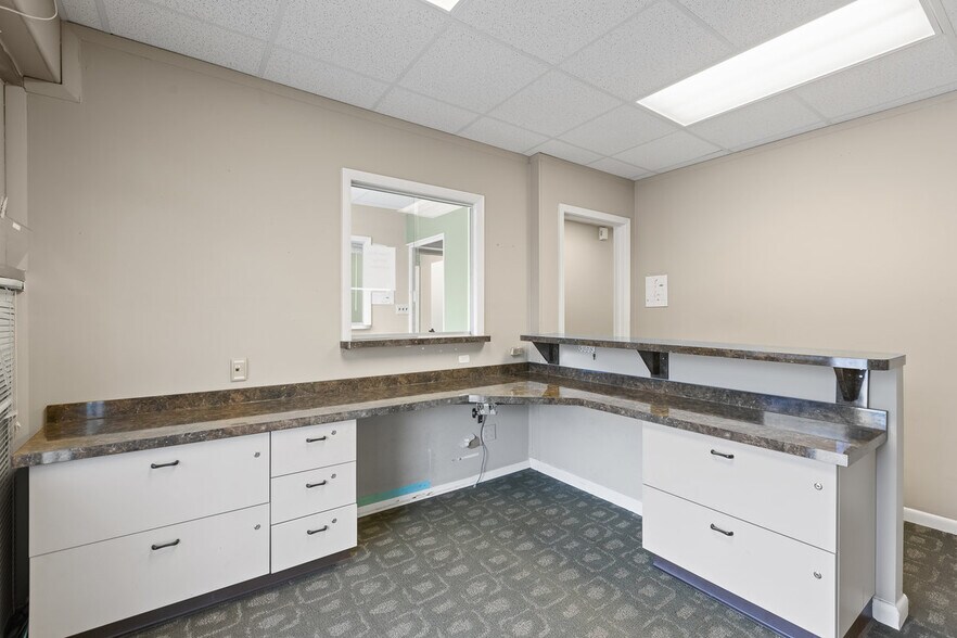 More Photos Of 1401 Applewood Dr, Dalton Medical For Lease