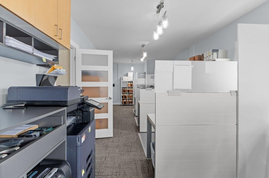 More Photos Of 122 Rue Jean-Talon, Saint-jean-sur-richelieu Storefront Retail Office For Sale