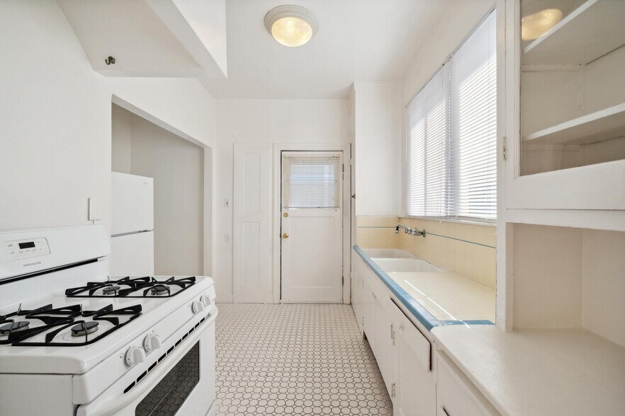 More Photos Of 309 63rd St, Oakland Apartments For Sale