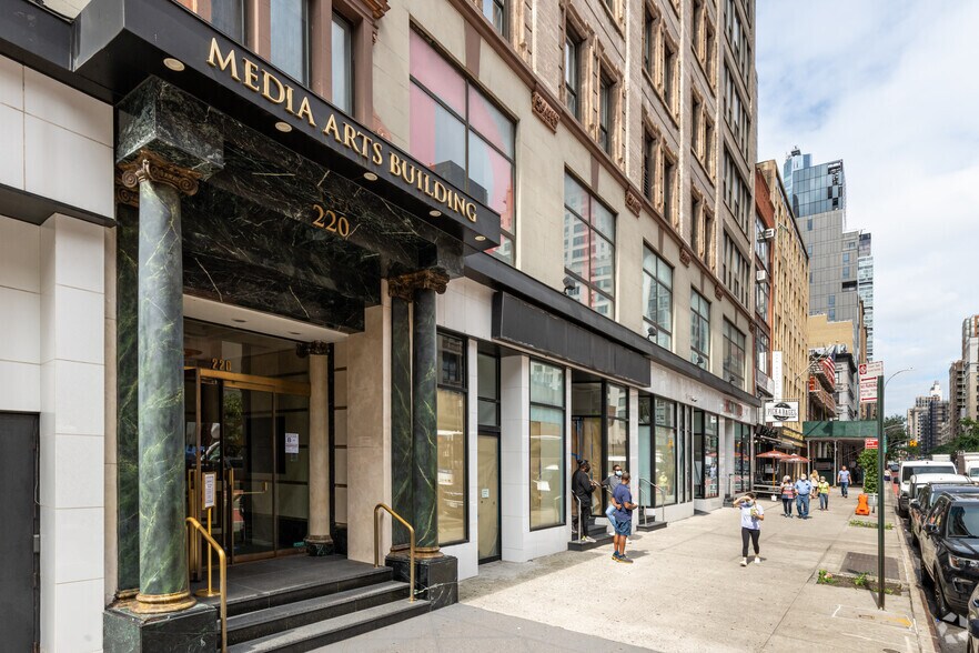 More Photos Of 220 E 23rd St, New York Office For Lease