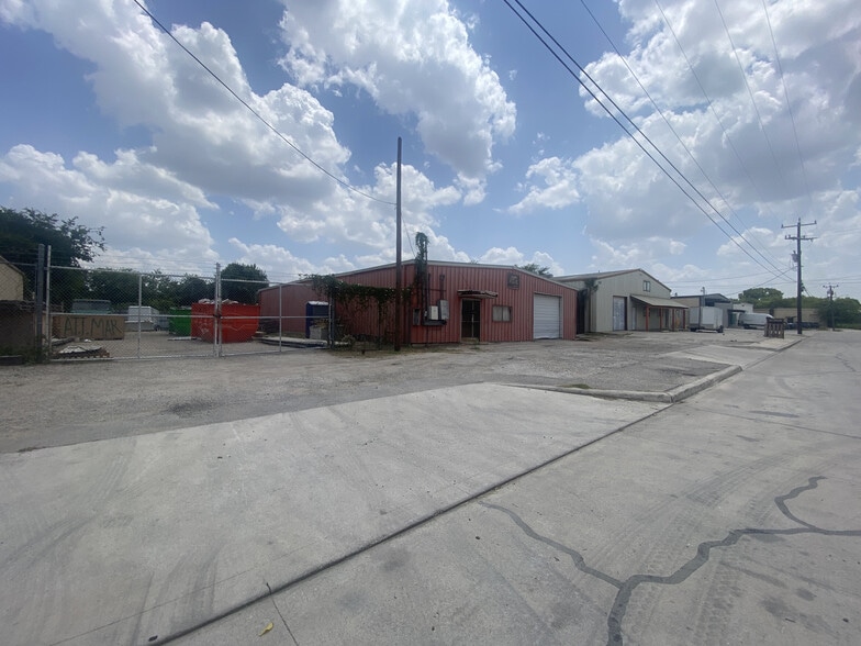 More Photos Of 3514 Copeland Dr, San Antonio Light Manufacturing For Sale