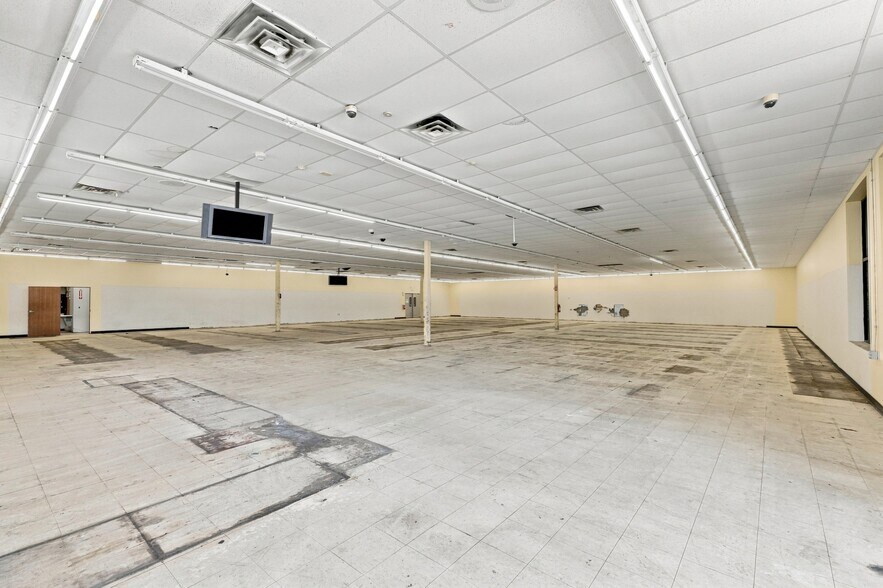 More Photos Of 7870 Southfield Rd, Detroit Freestanding For Sale