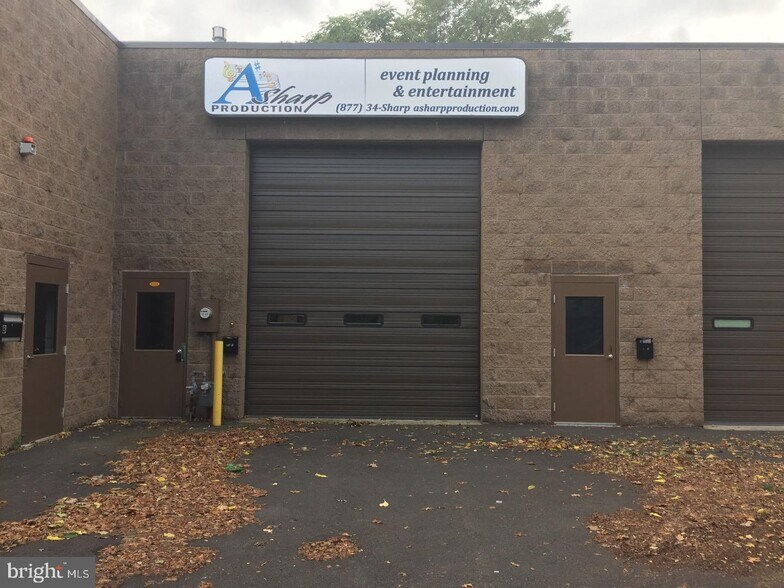 More Photos Of 86 Tomlinson Rd, Huntingdon Valley Light Distribution For Lease