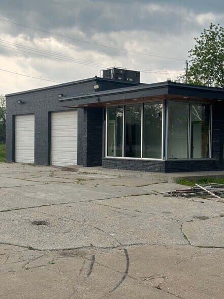More Photos Of 2820 N 24th St, Omaha Auto Repair For Lease