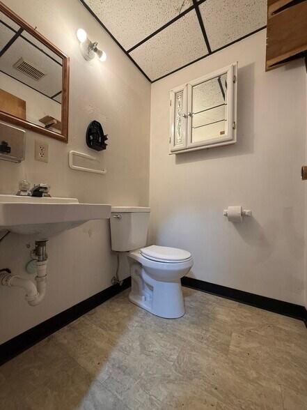 More Photos Of 337-339 S 26th St, Billings Flex For Lease