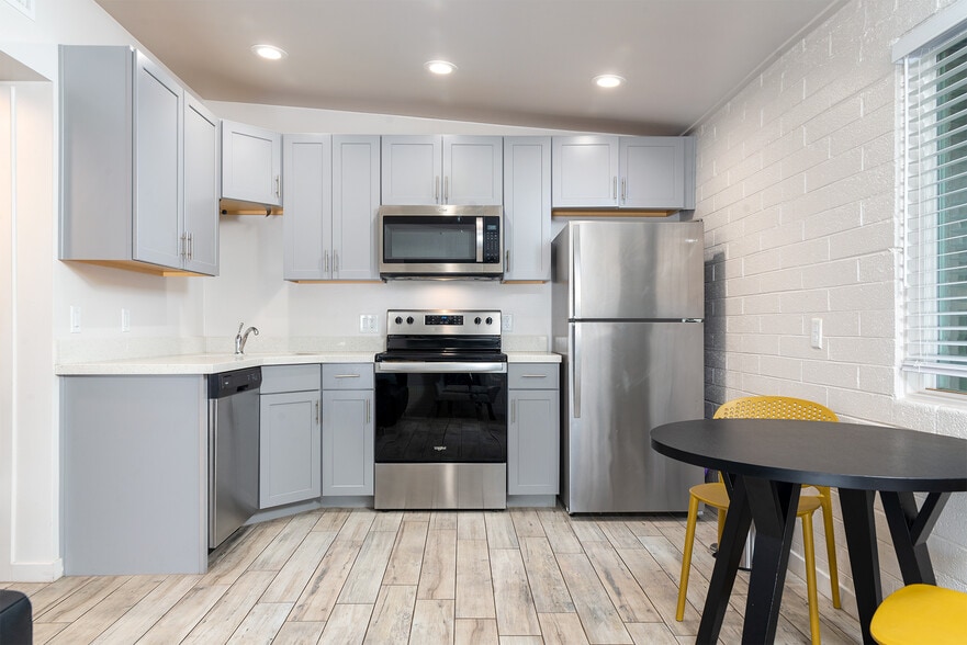 More Photos Of 914 S Kenwood Cir, Tempe Apartments For Sale