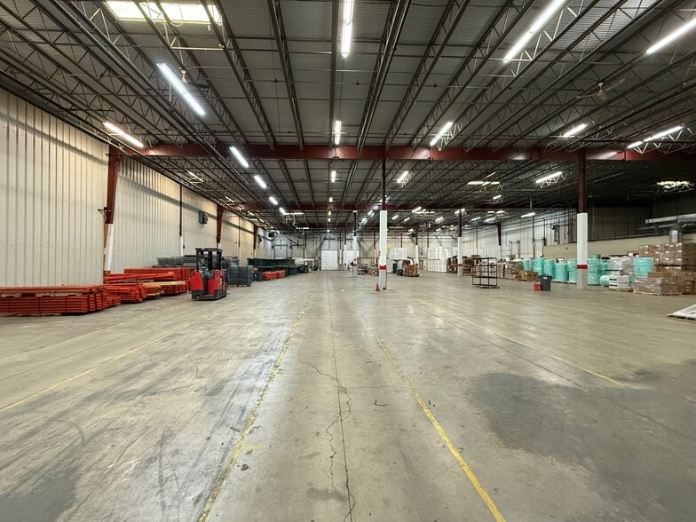 More Photos Of 250 South Rd, Enfield Manufacturing For Lease