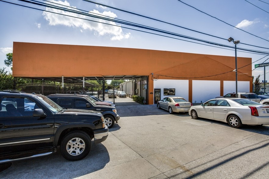 More Photos Of 11603-11607 Denton Dr, Dallas Showroom For Sale