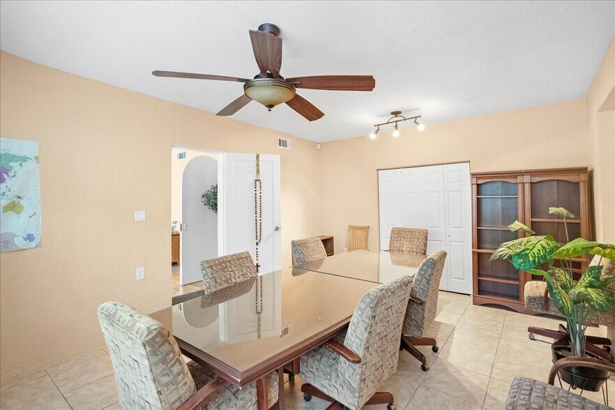 More Photos Of 15325 North Main St, Jacksonville Flex For Sale