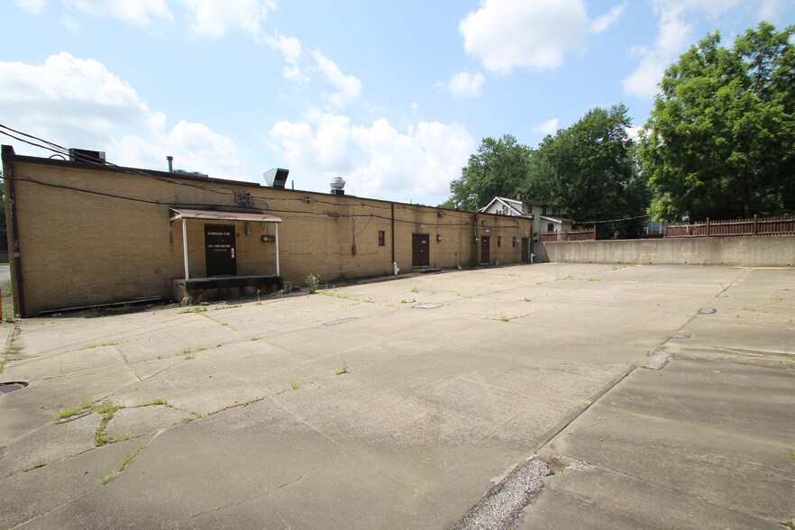 More Photos Of 6993-7011 Mill Rd, Brecksville Freestanding For Lease