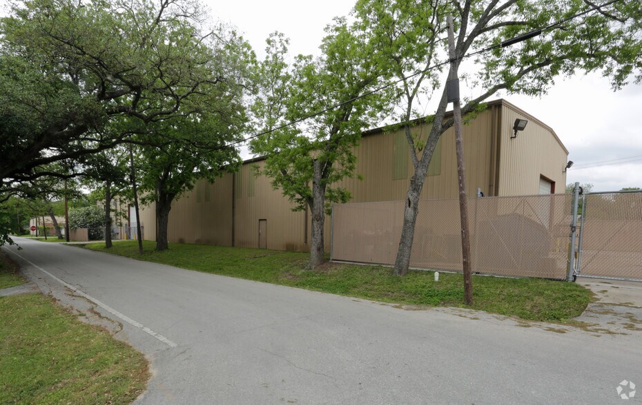 More Photos Of 5101 Maxie St, Houston Manufacturing For Lease