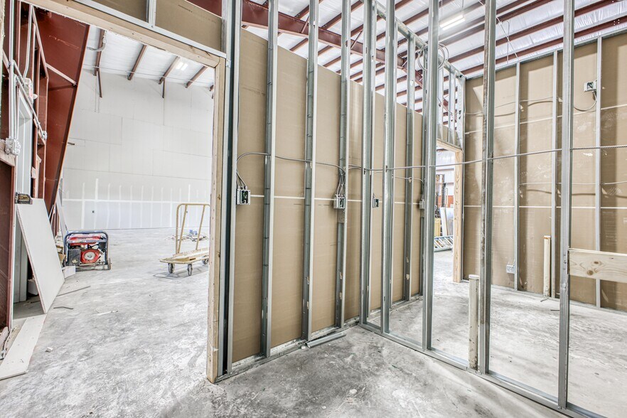 More Photos Of 10100 Railroad Dr., El Paso Warehouse For Lease