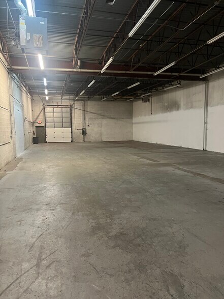 More Photos Of 1371-1375 Wilhelm Rd, Mundelein Distribution For Lease