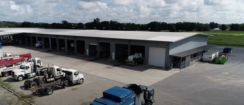 More Photos Of 1101 Doyle Melancon Ext, Breaux Bridge Showroom For Sale