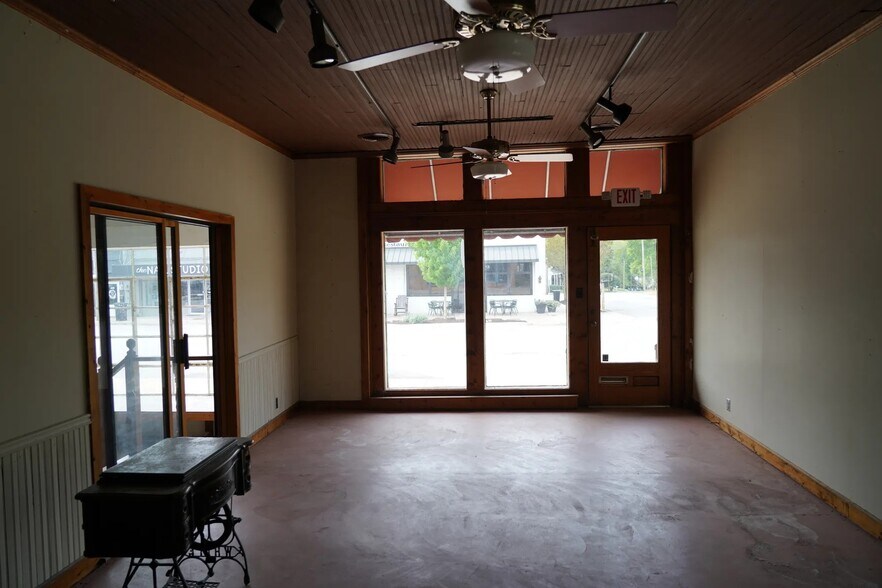 More Photos Of 120 Depot St, Hartwell Freestanding For Sale