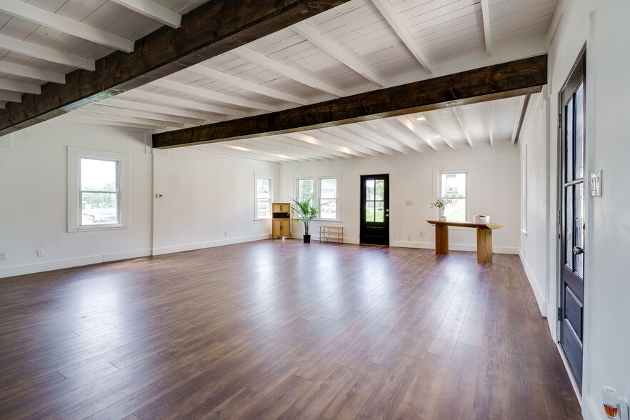 More Photos Of 520 N Broadway St, Lebanon Showroom For Sale