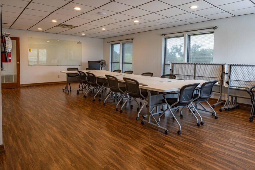 More Photos Of 3010 W Park Row Dr, Pantego Office For Sale