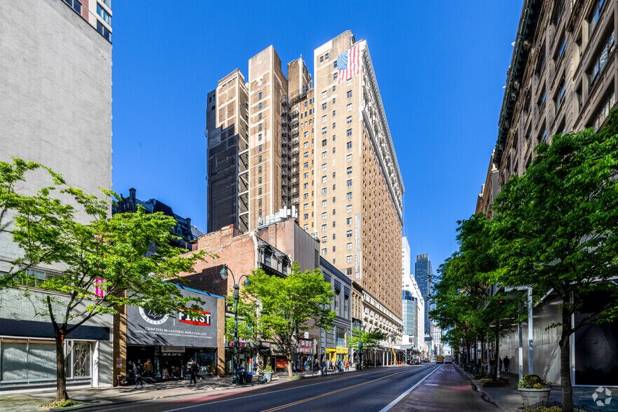 More Photos Of 50 W 34th St, New York Apartments For Lease