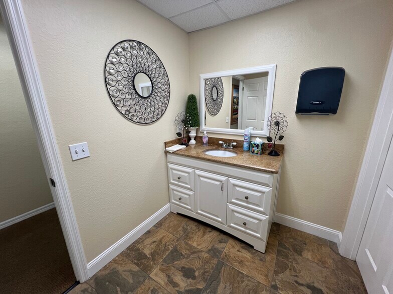 More Photos Of 4505 Town N Country Blvd, Tampa Office For Sale