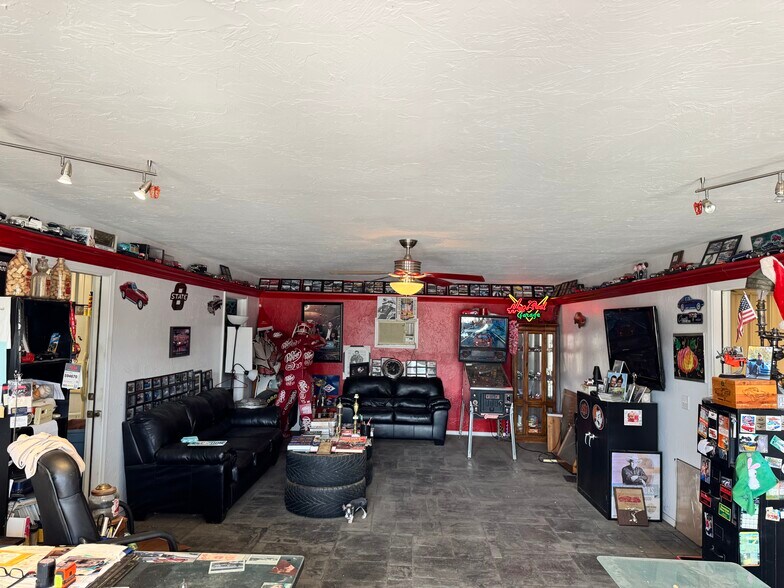 More Photos Of 204 W Rogers Blvd, Skiatook General Retail For Sale