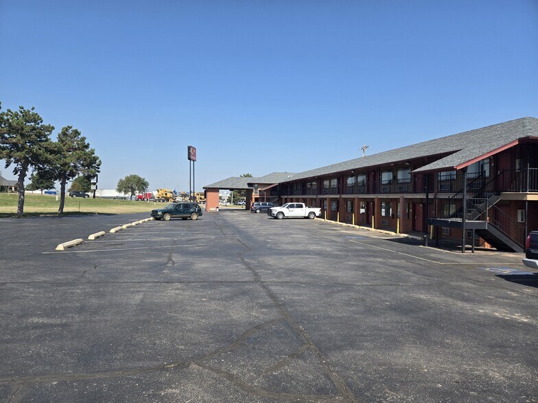 More Photos Of 2122 S Ok-74 Hwy, Purcell Hotel For Sale