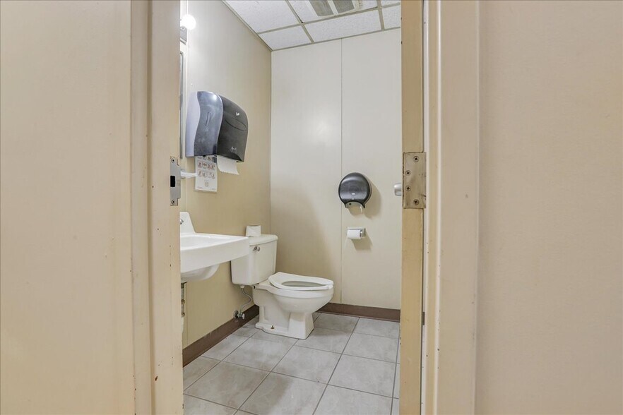 More Photos Of 901 E 66th St, Lubbock Manufacturing For Sale