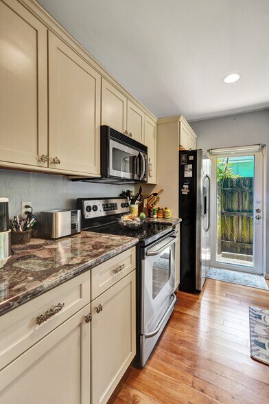 More Photos Of 423 SE 19th St, Fort Lauderdale Office Residential For Lease