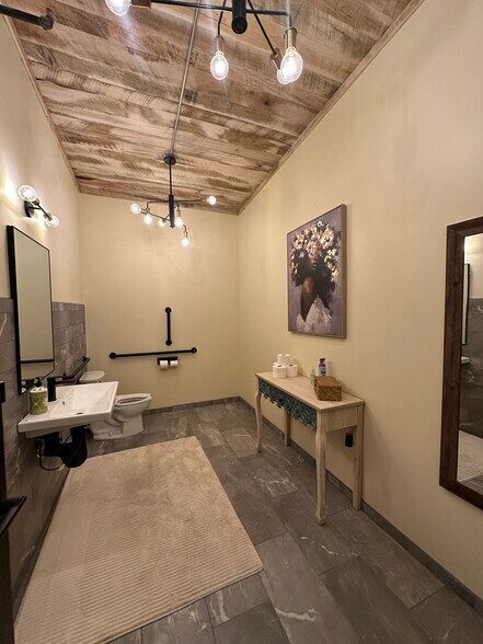 More Photos Of 154 S Main St, Zelienople Freestanding For Lease
