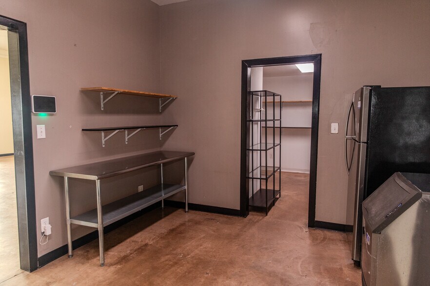 More Photos Of 1402 Bear St, Madison Specialty For Sale