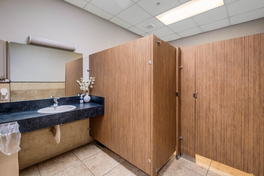 More Photos Of 7620 NW 25th St, Miami Distribution For Sale