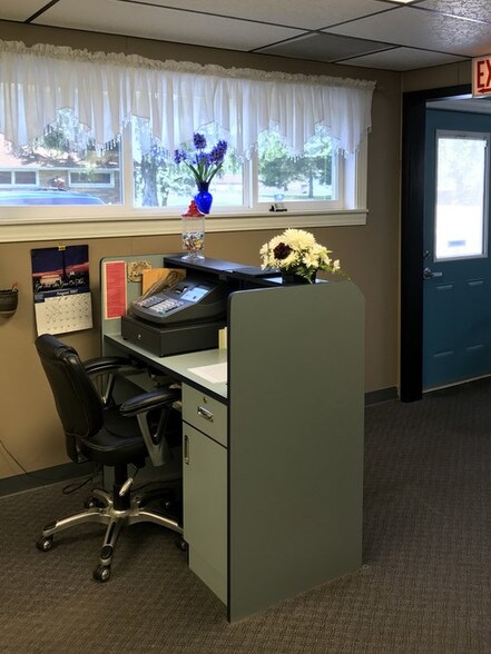 More Photos Of 1741 W Old Ridge Rd, Hobart Storefront Retail Office For Lease