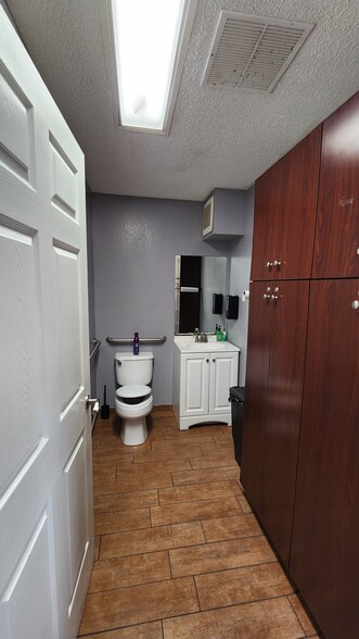 More Photos Of 856 E Busch Blvd, Tampa Auto Dealership For Lease