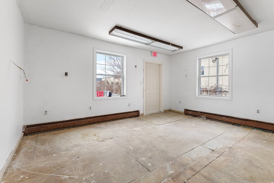 More Photos Of 76 Maple St, Manchester Office For Sale