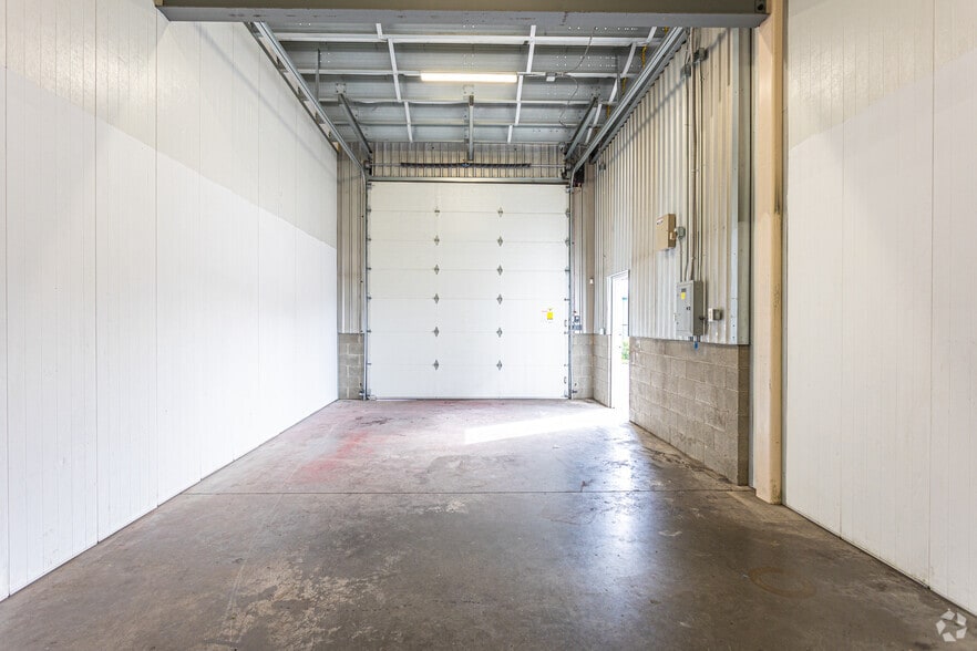 More Photos Of 11105 Steele St S, Tacoma Flex For Lease