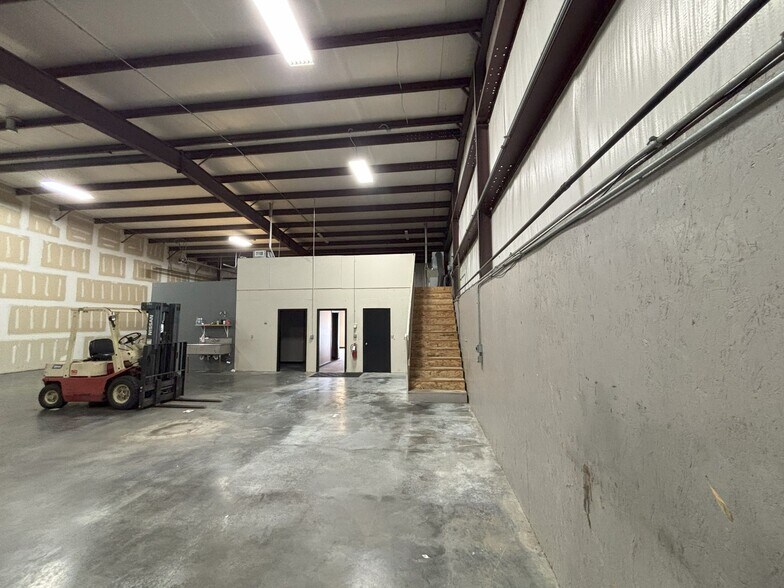 More Photos Of 1035 E 23rd St, Lawrence Warehouse For Lease