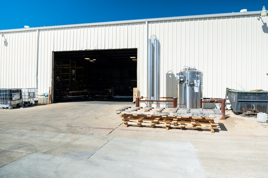 More Photos Of 1630 N Interstate 35 E, Lancaster Flex For Sale