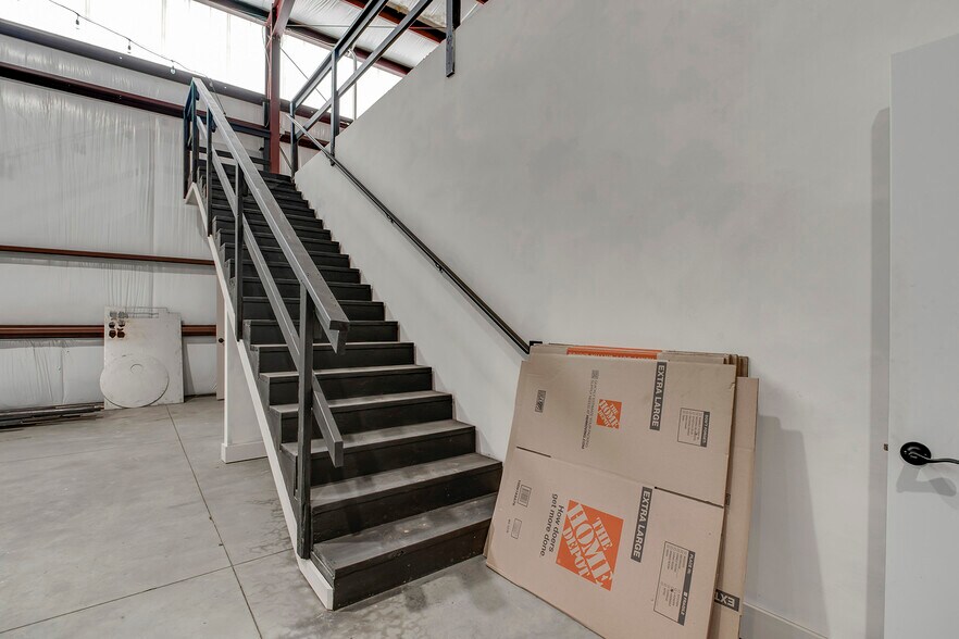 More Photos Of 145 US-70, Lenoir City Flex For Lease
