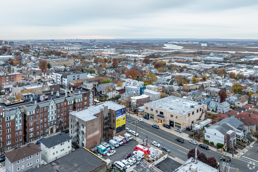 More Photos Of 8707 Kennedy Blvd, North Bergen Showroom For Lease