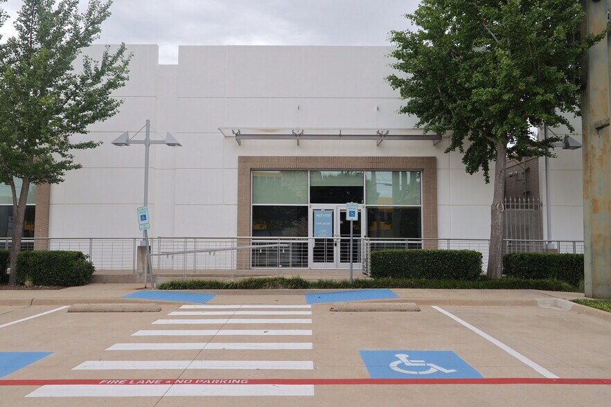 More Photos Of 2727 W Mockingbird Ln, Dallas Unknown For Lease