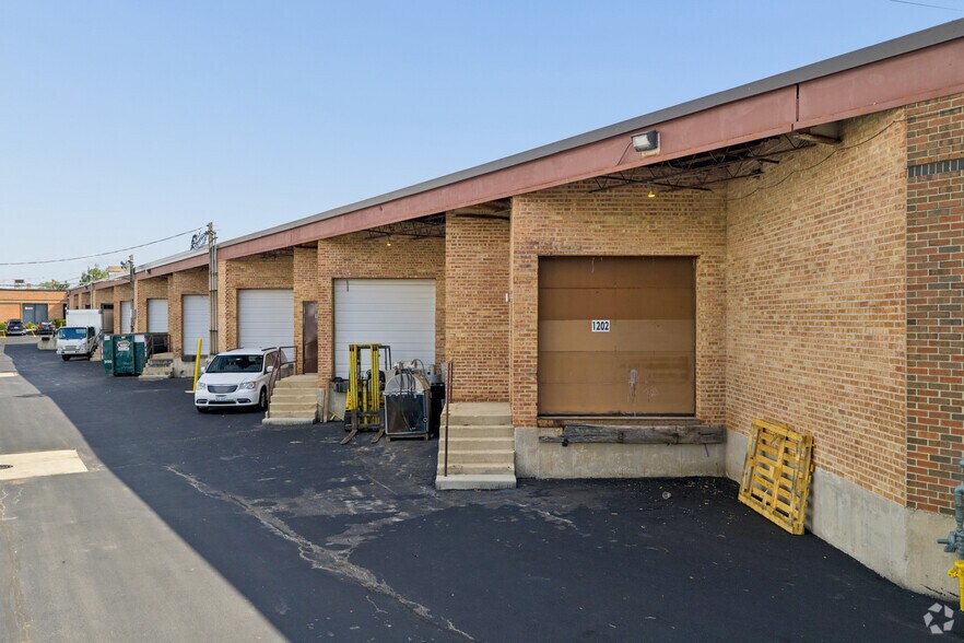 More Photos Of 1200-1258 Remington Rd, Schaumburg Light Distribution For Lease