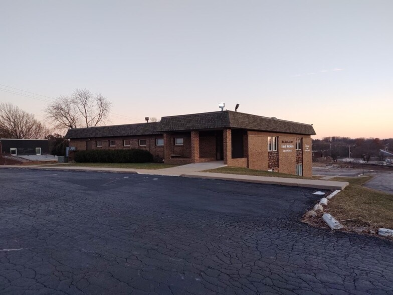 More Photos Of 5727 Strathmoor Dr, Rockford Medical For Sale