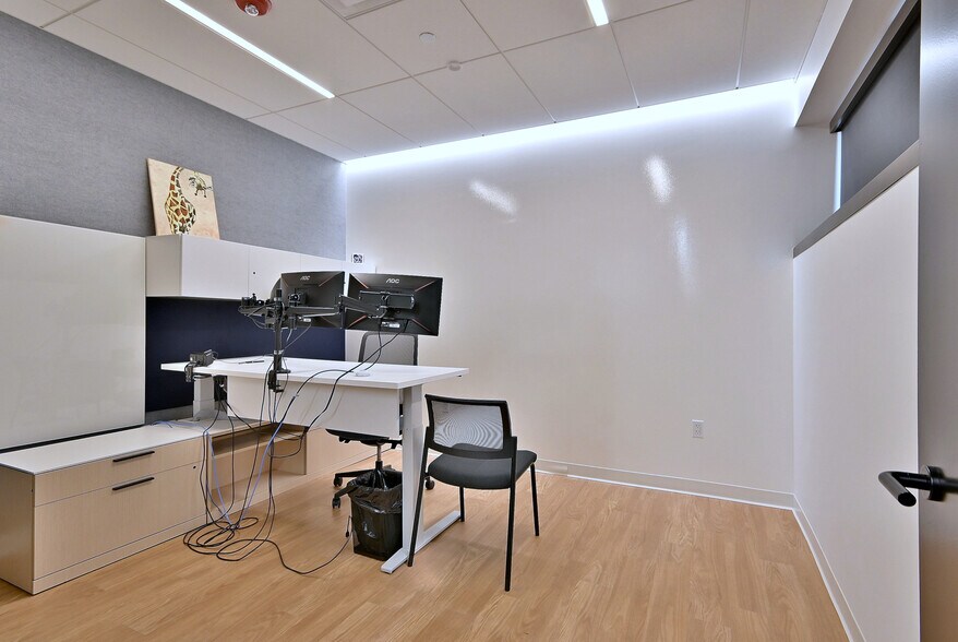 More Photos Of 2100 W 21st St, Broadview Light Manufacturing For Lease