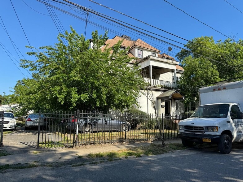 Primary Photo Of 1362 Gipson St, Far Rockaway Apartments For Sale