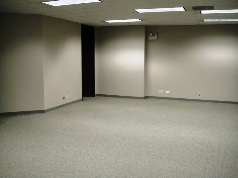 More Photos Of 3100 W Higgins Rd, Hoffman Estates Medical For Lease