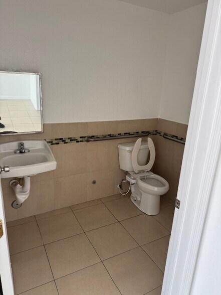 More Photos Of 2408-2412 N Dixie Hwy, Wilton Manors Warehouse For Lease