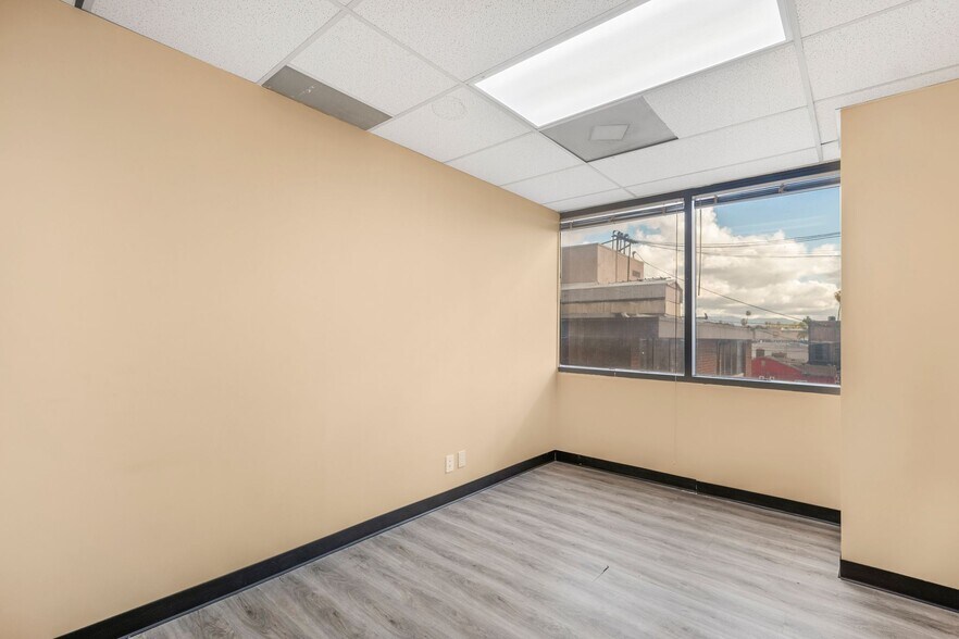 More Photos Of 14546 Hamlin St, Van Nuys Office For Sale