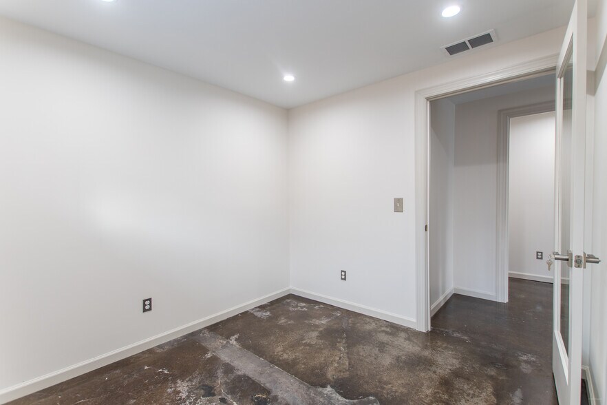 More Photos Of 804 Chevy Chase Pl, Lexington Office For Lease