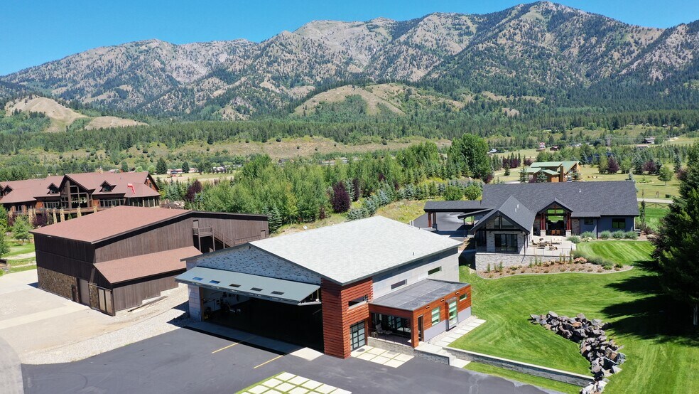 More Photos Of 872 Alpine Village Loop, Alpine Airplane Hangar For Sale